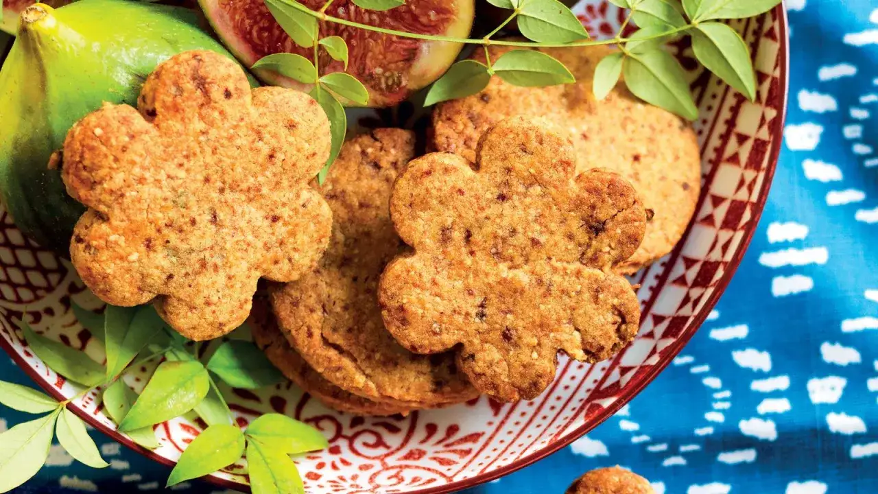 Biscotti a forma di fiore, con fichi e un tocco di burro di cacao in cucina.