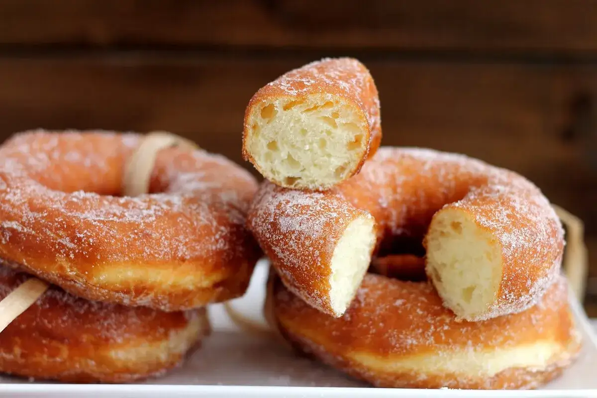 Frittelle dolci soffici e dorate, cosparse di zucchero. Una delizia da gustare!