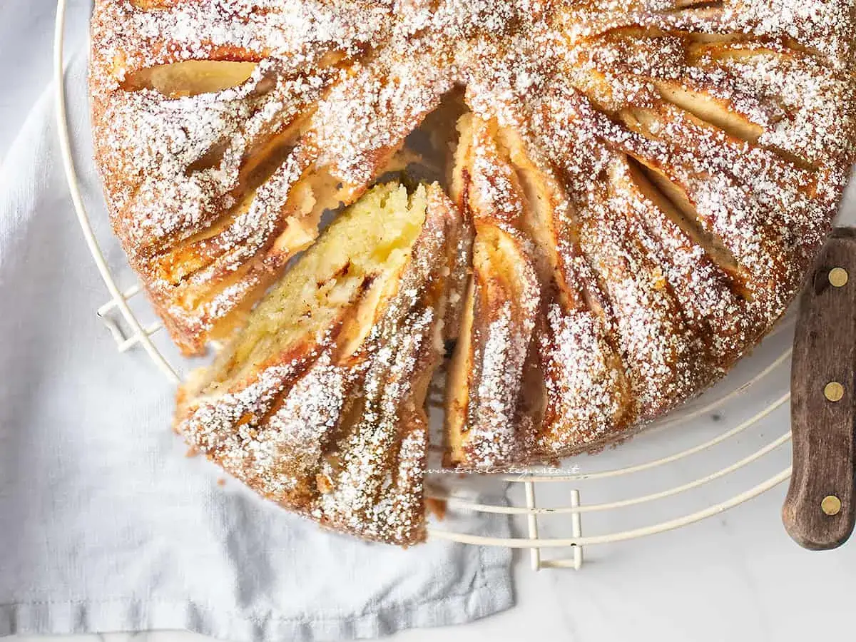 Torta di mele in friggitrice ad aria, spolverata di zucchero a velo, su una gratella.
