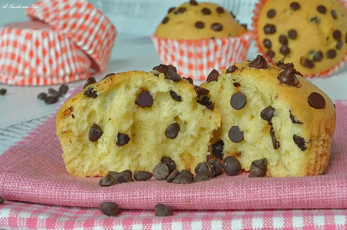 Muffin al cioccolato senza burro, soffici e golosi, con tante gocce di cioccolato fondente. Perfetti per la colazione o la merenda.