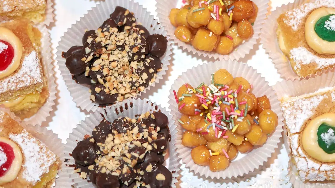 Struffoli al cioccolato e altri dolci natalizi, un tripudio di sapori e colori.