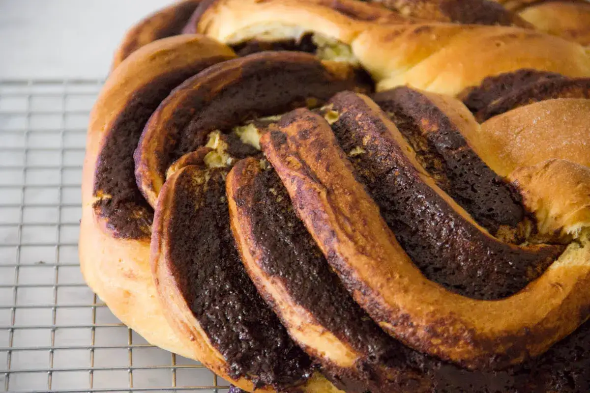 Un delizioso danubio al cioccolato, con la sua pasta dorata e il ripieno scuro e invitante, pronto per essere gustato.