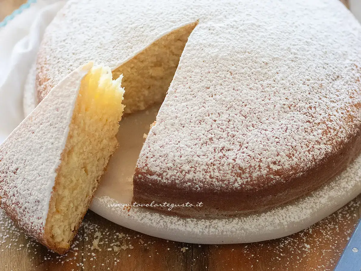 Torta soffice e profumata, una deliziosa torta senza uova cosparsa di zucchero a velo. Perfetta per ogni occasione.
