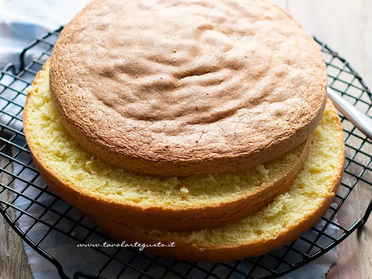 Due dischi di pan di spagna, soffici e dorati, pronti per la ricetta della nonna.