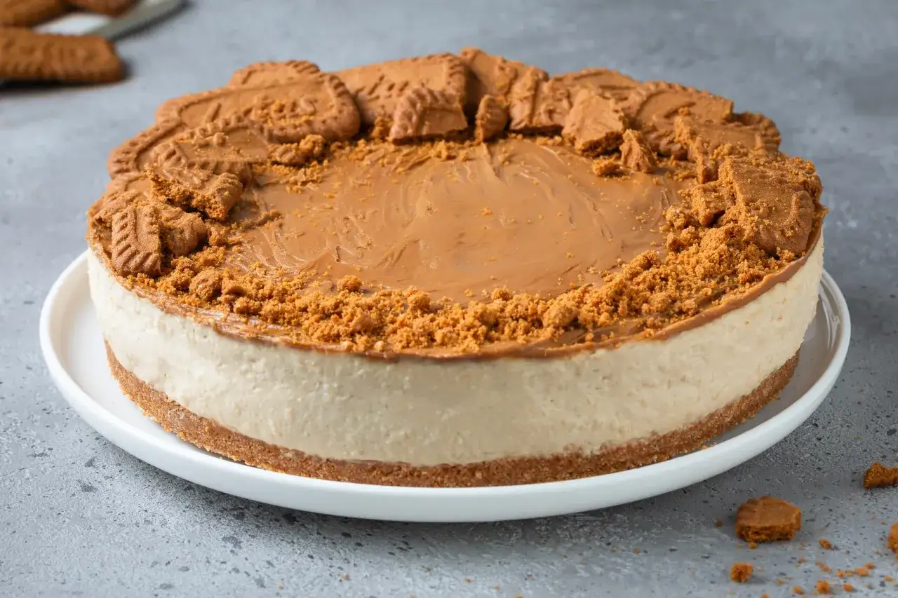 Cheesecake Lotus con biscotti sbriciolati e interi, un dolce invitante e goloso.