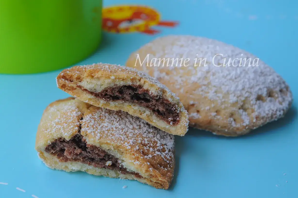 Deliziosi ravioli al cioccolato, dolcetti fatti in casa cosparsi di zucchero a velo, perfetti per una pausa golosa.