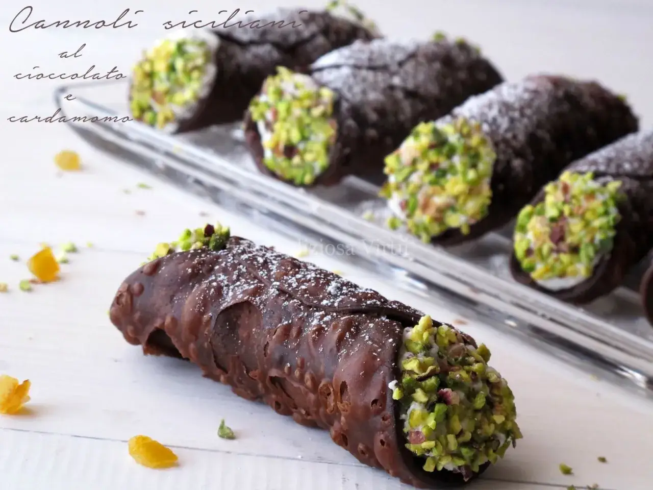 Cannoli siciliani al cioccolato con crema e pistacchi. Un dolce delizioso, perfetto per ogni occasione.