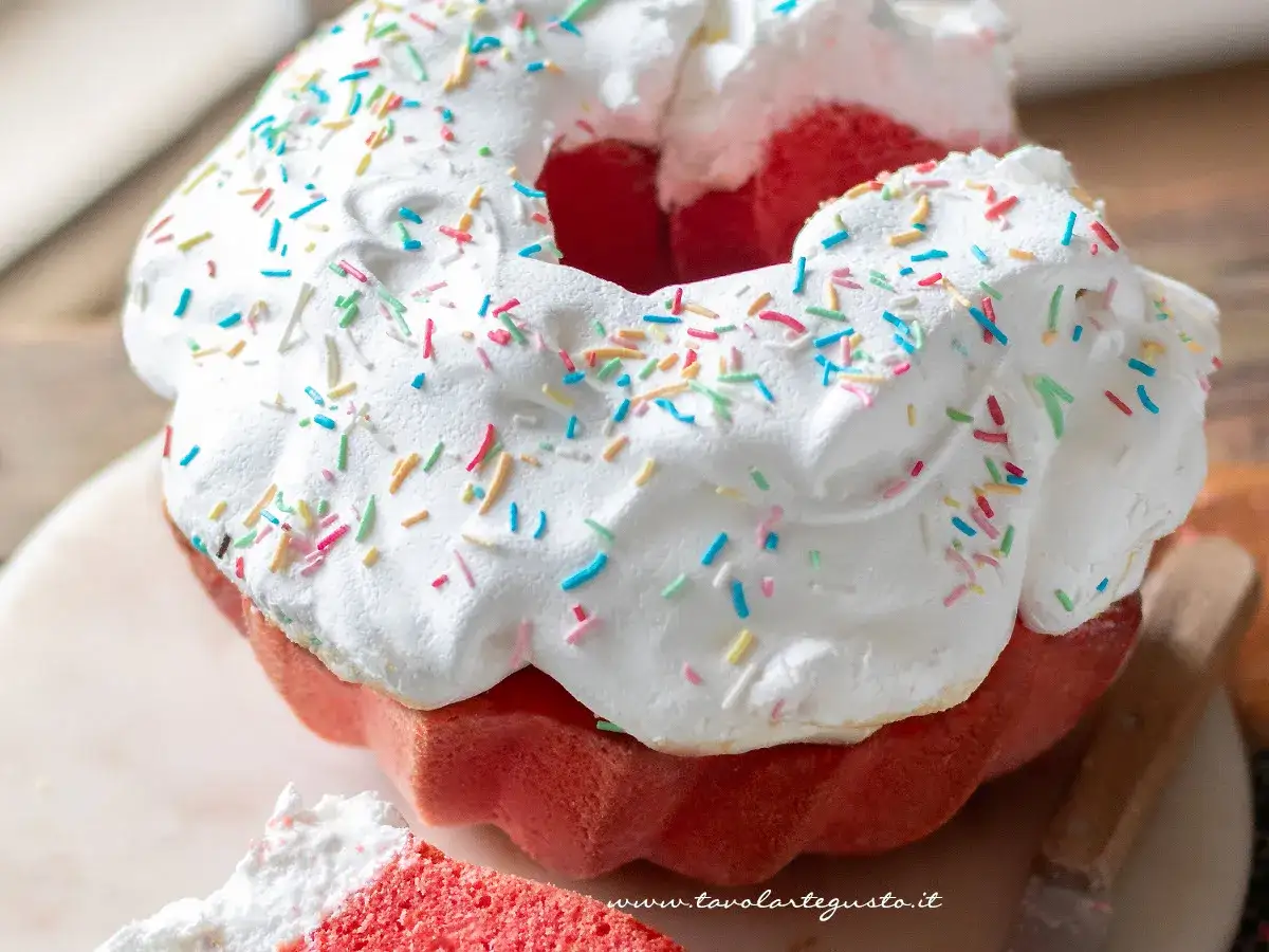 La ciaramicola, ricetta golosa, è un dolce rosso brillante con meringa soffice e codette colorate. Perfetta per ogni occasione!