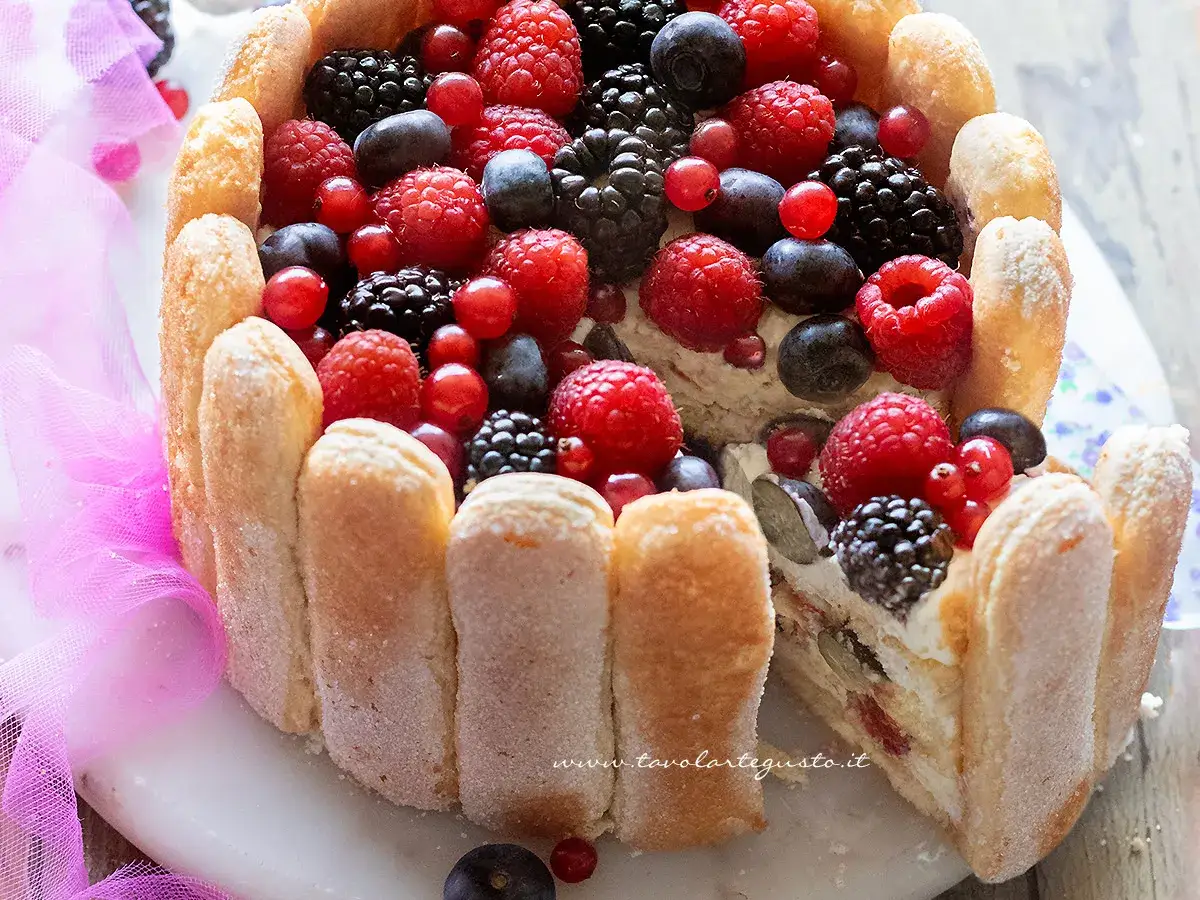 Torta Charlotte con frutti di bosco, una delizia che ricorda la torta charlotte ricetta originale. Perfetta per ogni occasione.
