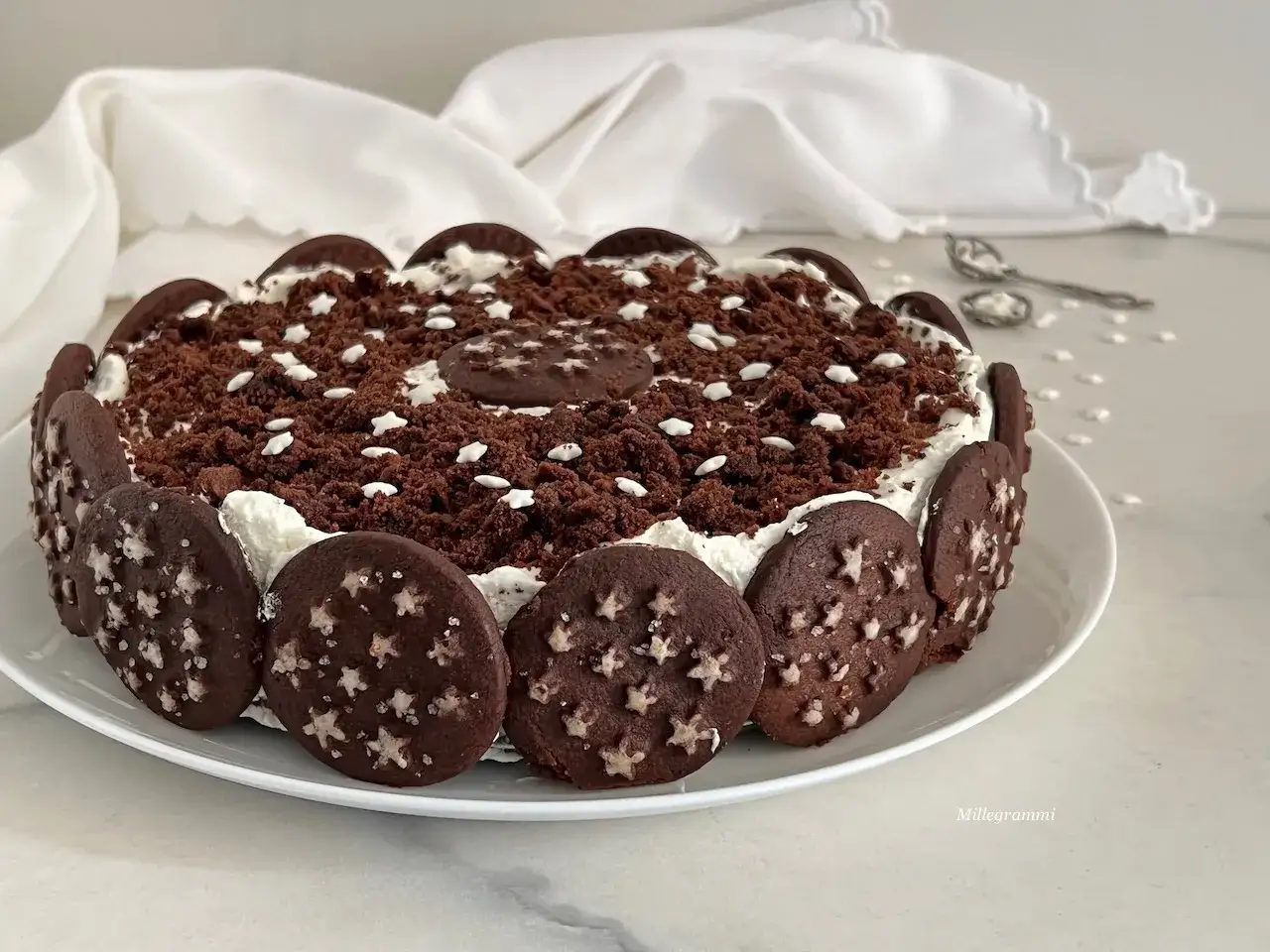 Torta Pan di Stelle decorata con biscotti e briciole di cioccolato, un dolce che fa sognare.