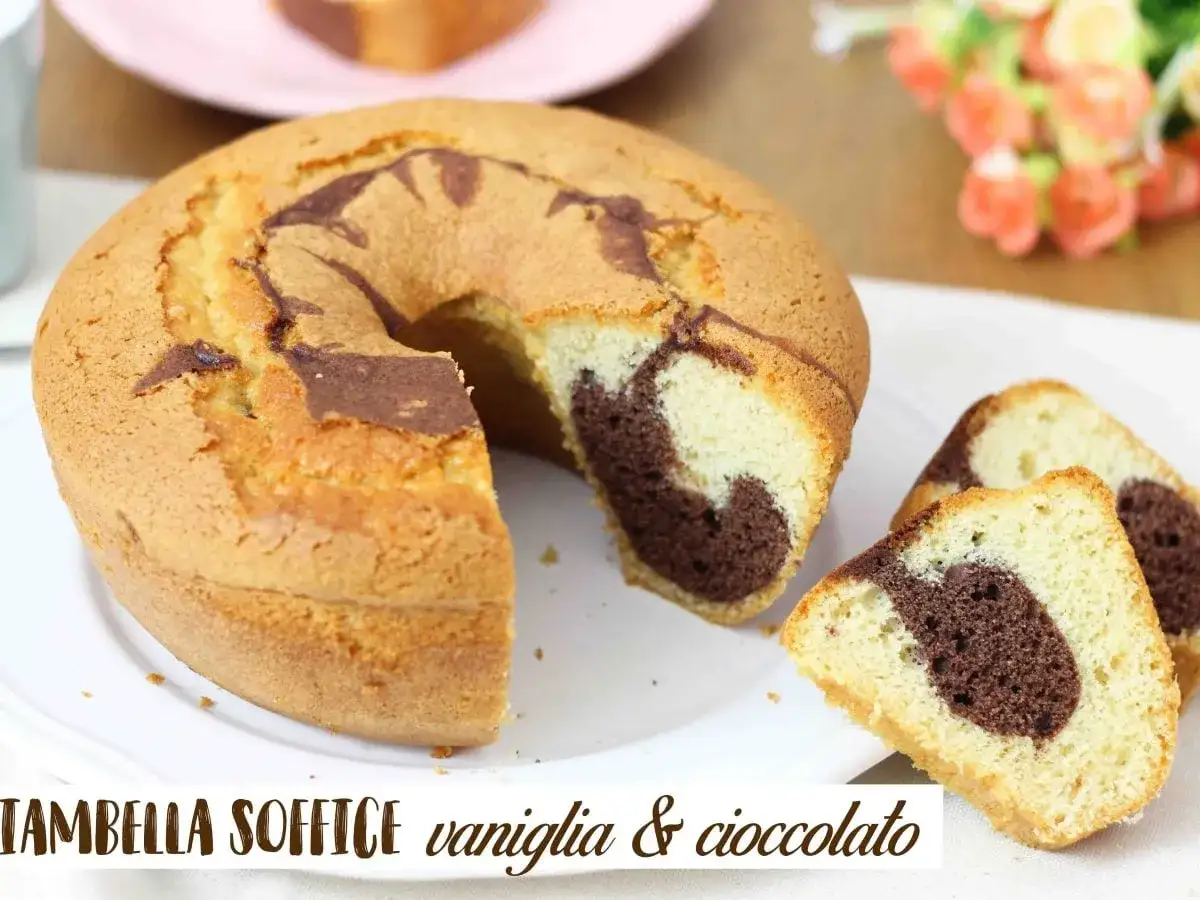 Il ciambellone della nonna, soffice e bicolore, con fette di vaniglia e cioccolato.
