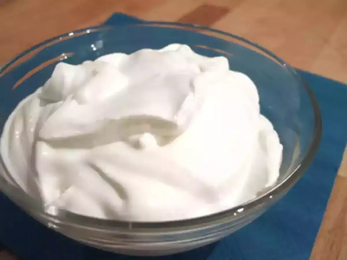 Panna acida fatta in casa, pronta per la tua ricetta. Cremosa e deliziosa!