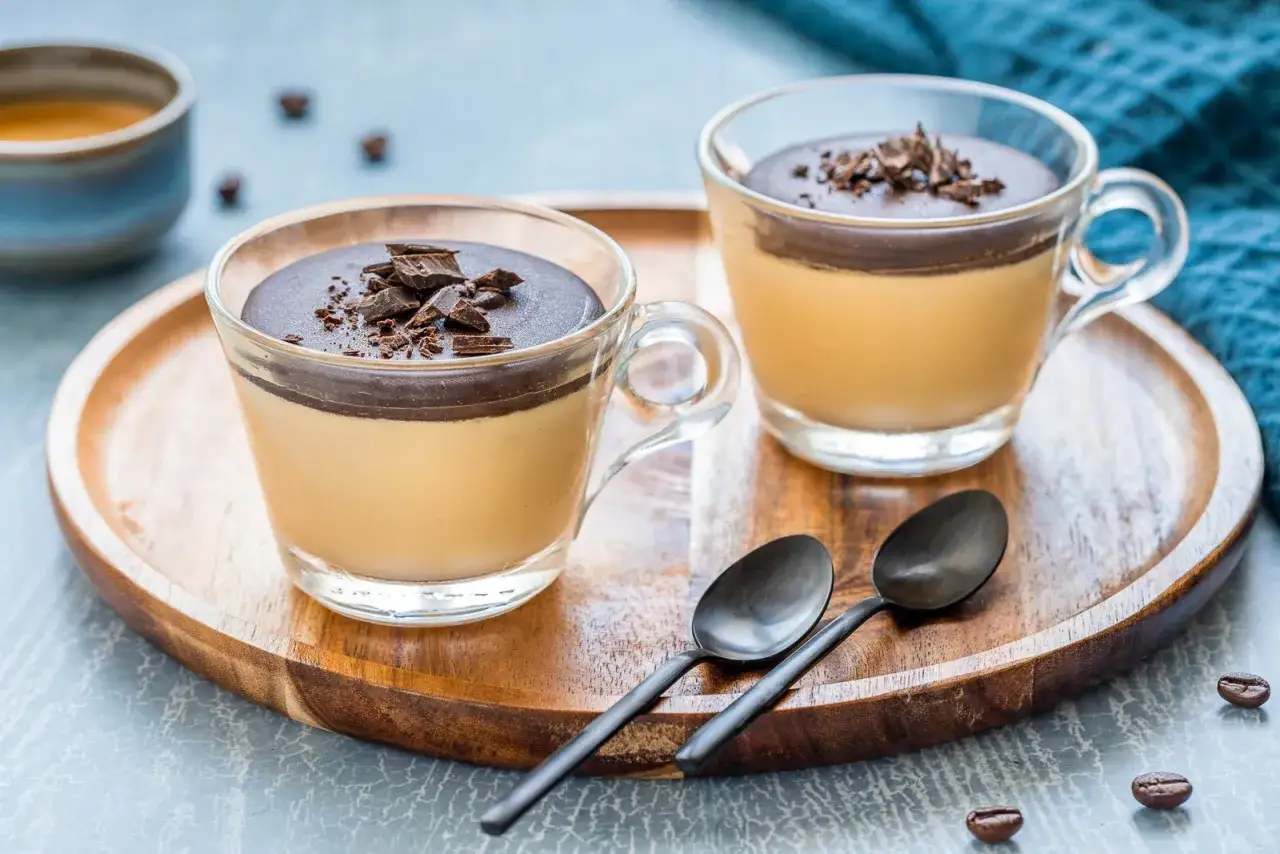 Delizioso semifreddo al caffè con 3 ingredienti, servito in coppette di vetro con scaglie di cioccolato e cucchiaini.