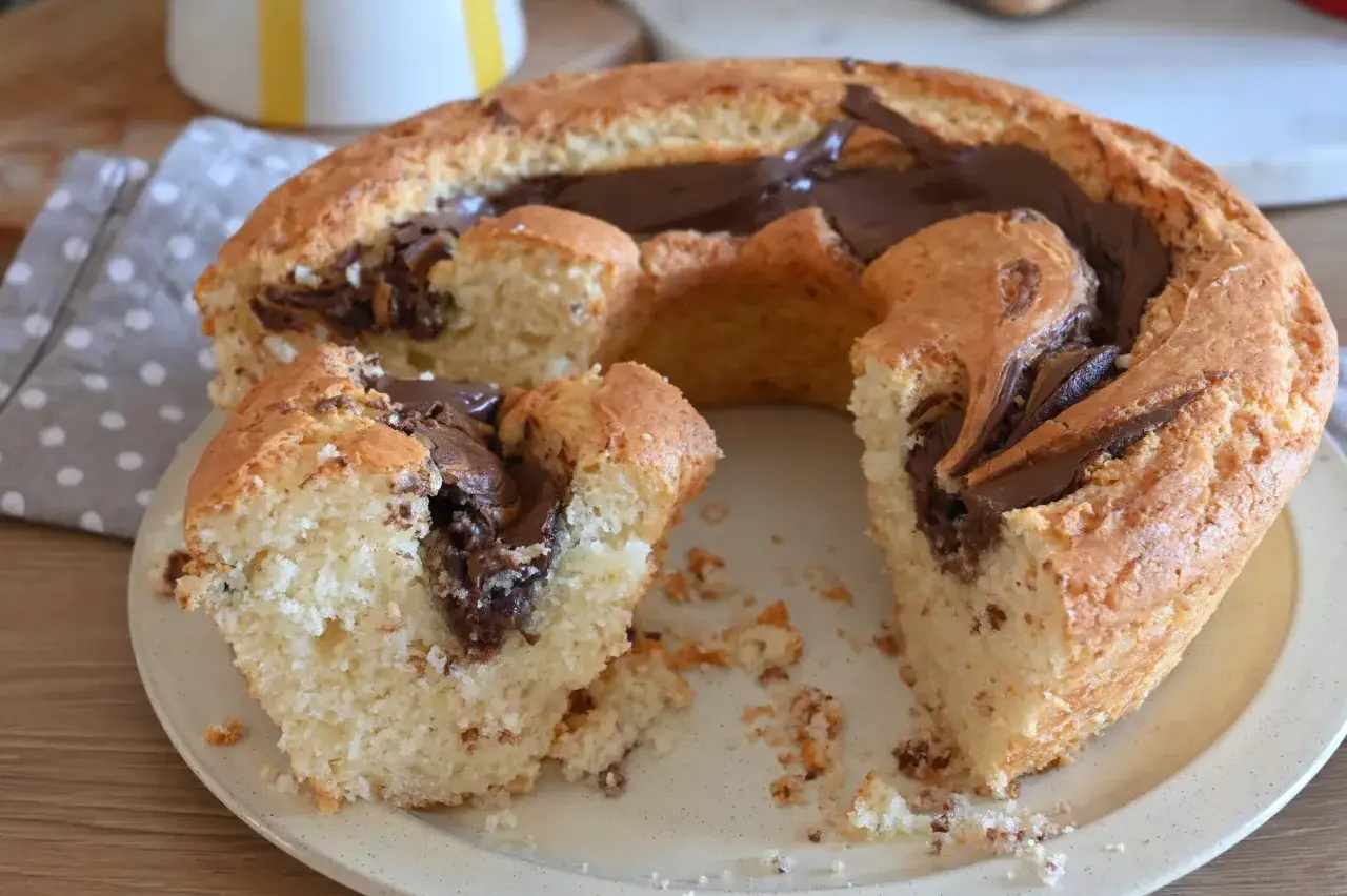 Torta variegata con cuore di cioccolato fuso, appena sfornata e pronta per essere gustata.