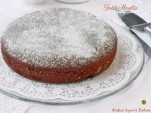 Torta Moretta, una base soffice e scura, cosparsa di zucchero a velo, pronta per essere farcita.