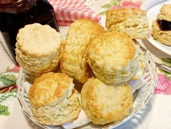 Scones dorati e soffici, pronti per essere gustati con marmellata. Una deliziosa ricetta per la colazione o la merenda.