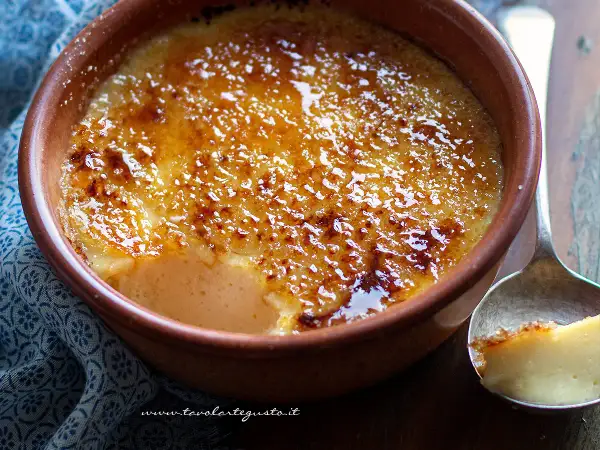 Crema catalana ricetta: delizioso dessert con crosticina caramellata dorata, servito in ciotola di terracotta.