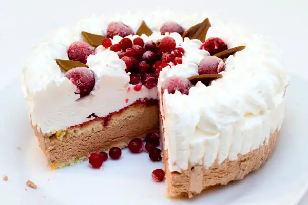 Deliziosa torta gelato a strati con panna montata, frutti di bosco e cioccolato. Perfetta per ogni occasione.