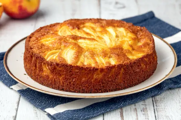 Torta di mele velocissima in 10 minuti, dorata e profumata, pronta per essere gustata.
