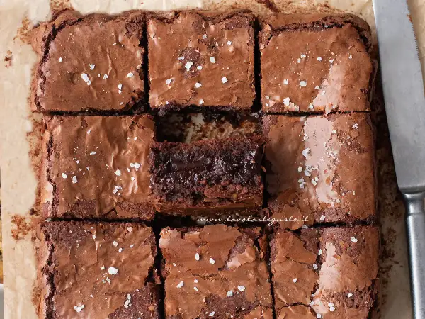 Brownies senza burro, tagliati a quadrotti, con una spolverata di sale grosso. Un morso goloso per ogni fetta.