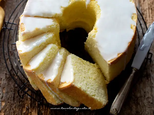 Delizioso chiffon cake al limone glassato, pronto per essere gustato.