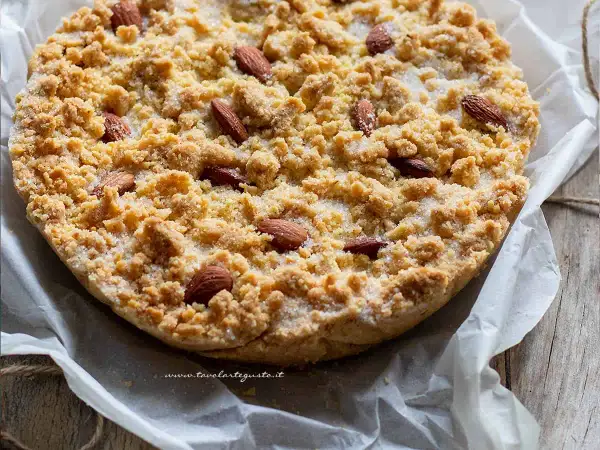 La sbrisolona ricetta perfetta: croccante e friabile, decorata con mandorle intere e zucchero.