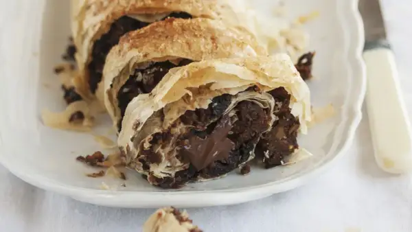 Strudel al cioccolato con pasta sfoglia croccante e ripieno fondente.