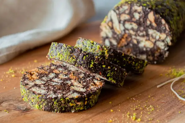 Fette di salame di cioccolato con pistacchi, un dolce goloso e croccante.