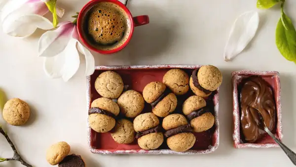 Baci di dama, un classico dolce piemontese, pronti per essere gustati con un caffè.