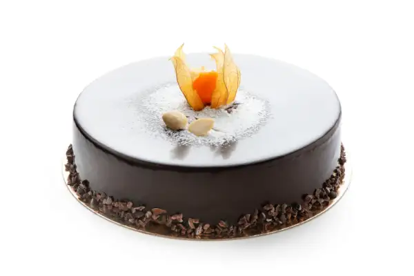 Torta rotonda con glassa fondente lucida, decorata con physalis, mandorle e granella di cacao.