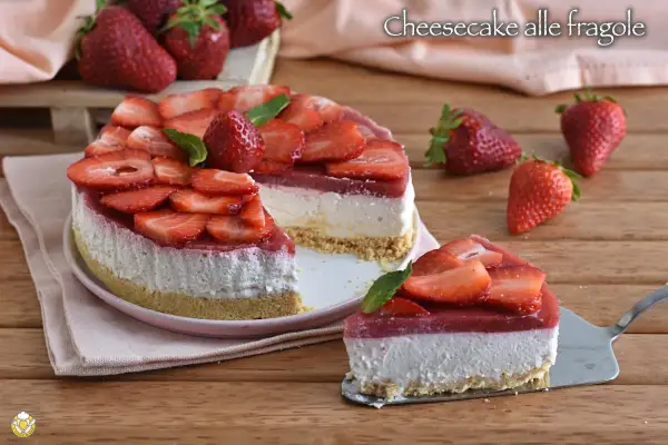 Cheesecake alle fragole, un dolce fresco e goloso con strati cremosi e fragole fresche. Perfetto per ogni occasione.