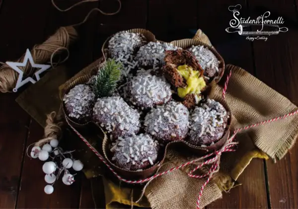 Delizioso danubio al cioccolato, soffice e ripieno di crema, decorato con zuccherini e un rametto di pino.