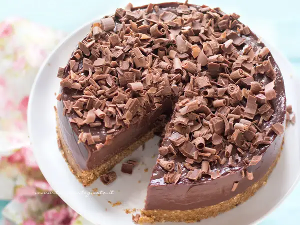 Cheesecake alla Nutella e mascarpone, ricoperta di riccioli di cioccolato fondente. Una delizia per gli occhi e per il palato.