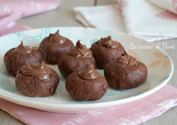 Dolci da fare in 5 minuti senza cottura giallozafferano: palline al cacao con crema al cioccolato, perfette per una pausa golosa.