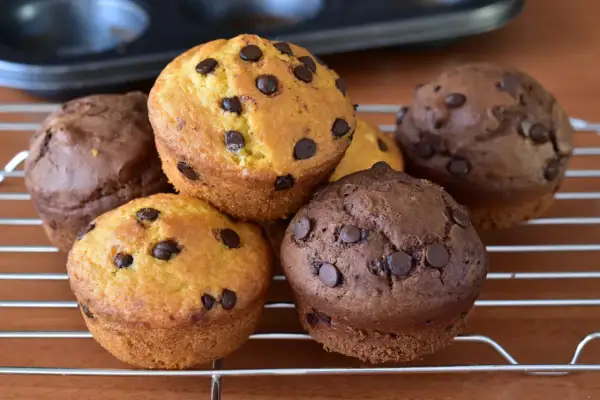 Muffin con uova di Pasqua, dolci e golosi, con gocce di cioccolato, pronti per essere gustati.